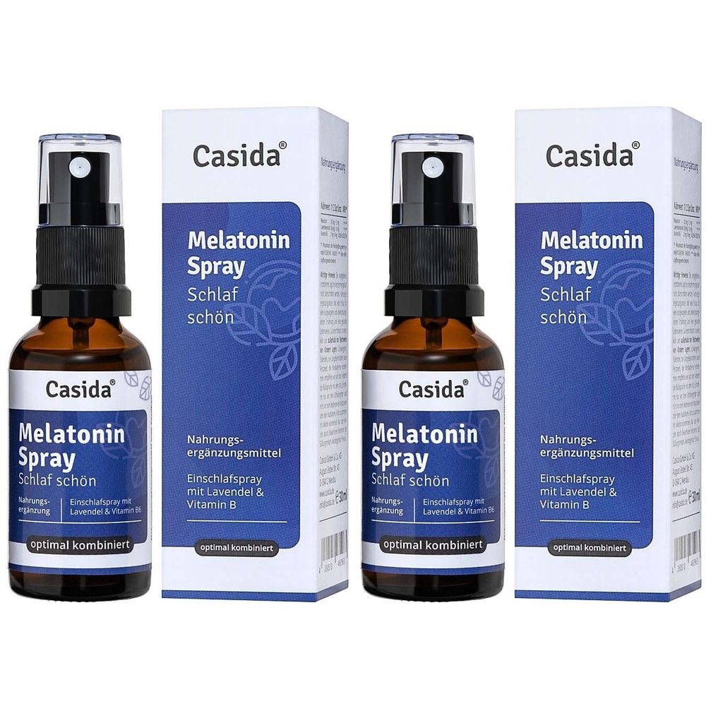 Mehrere Flaschen und Verpackungen von Casida Melatonin Spray. Braune Flaschen mit Sprühkopf, weiße Verpackung mit blauer Schrift.