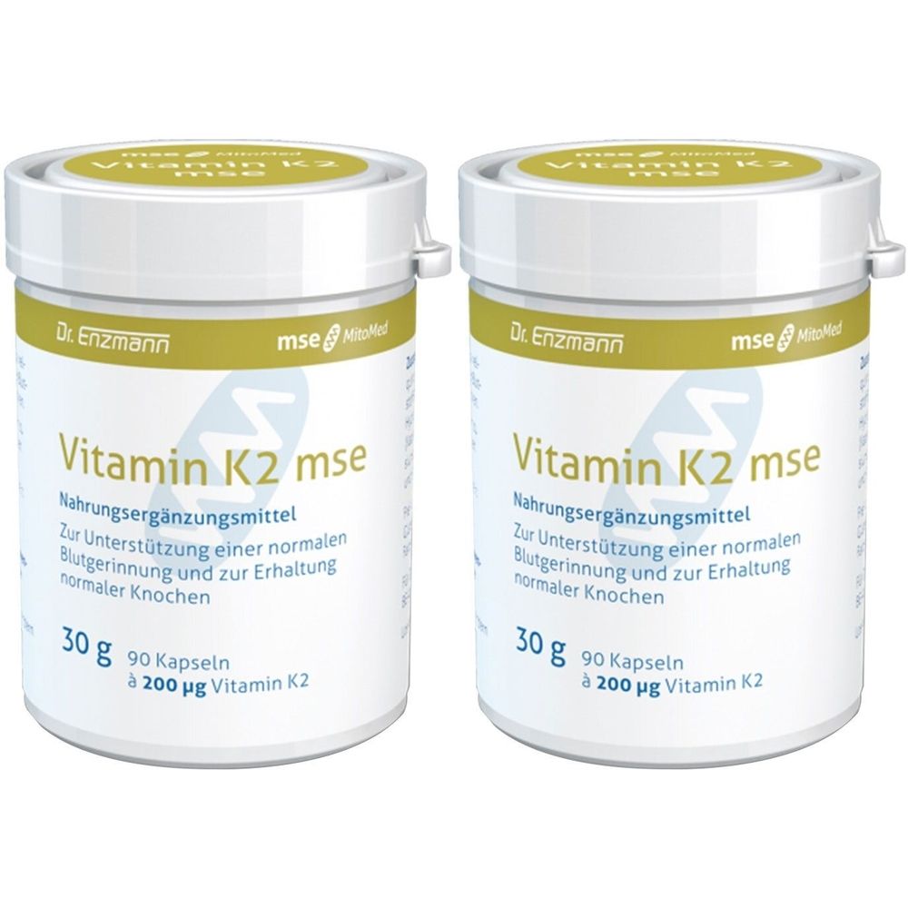 Zwei weiße Dosen mit gelben Deckeln. Aufschrift: Vitamin K2 mse, Nahrungsergänzungsmittel. Enthält 90 Kapseln mit 200 µg Vitamin K2.