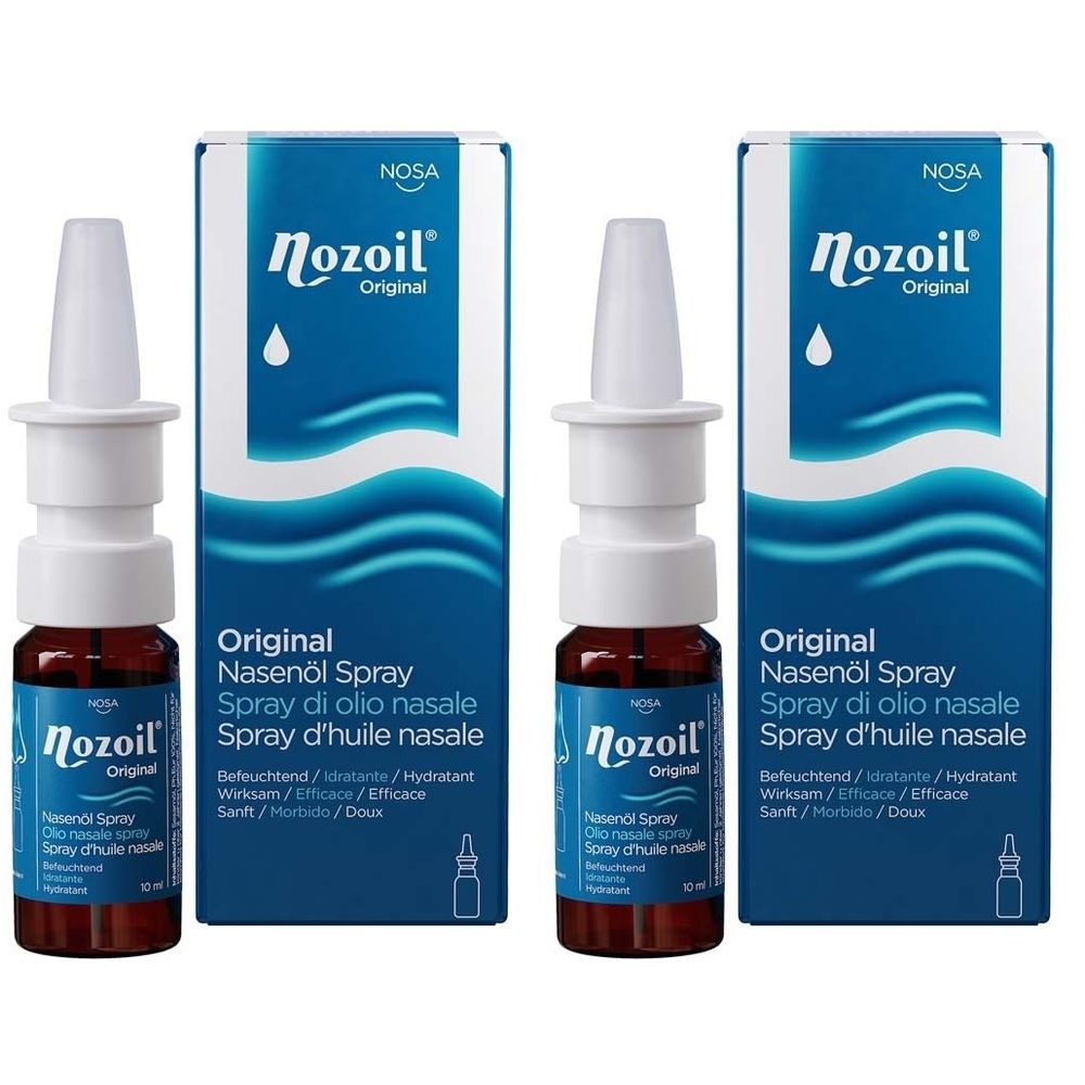 Zwei Flaschen und Verpackungen von Nozoil Nasenöl Spray. Die Flaschen sind braun mit weißen Sprühköpfen. Die Verpackungen sind blau und weiß.