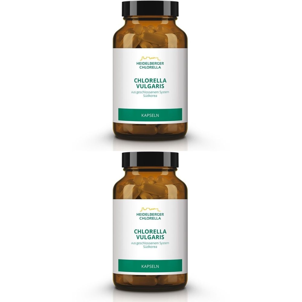 Zwei braune Glasflaschen mit schwarzen Deckeln. Auf den Etiketten steht: Heidelberger Chlorella Vulgaris Kapseln.