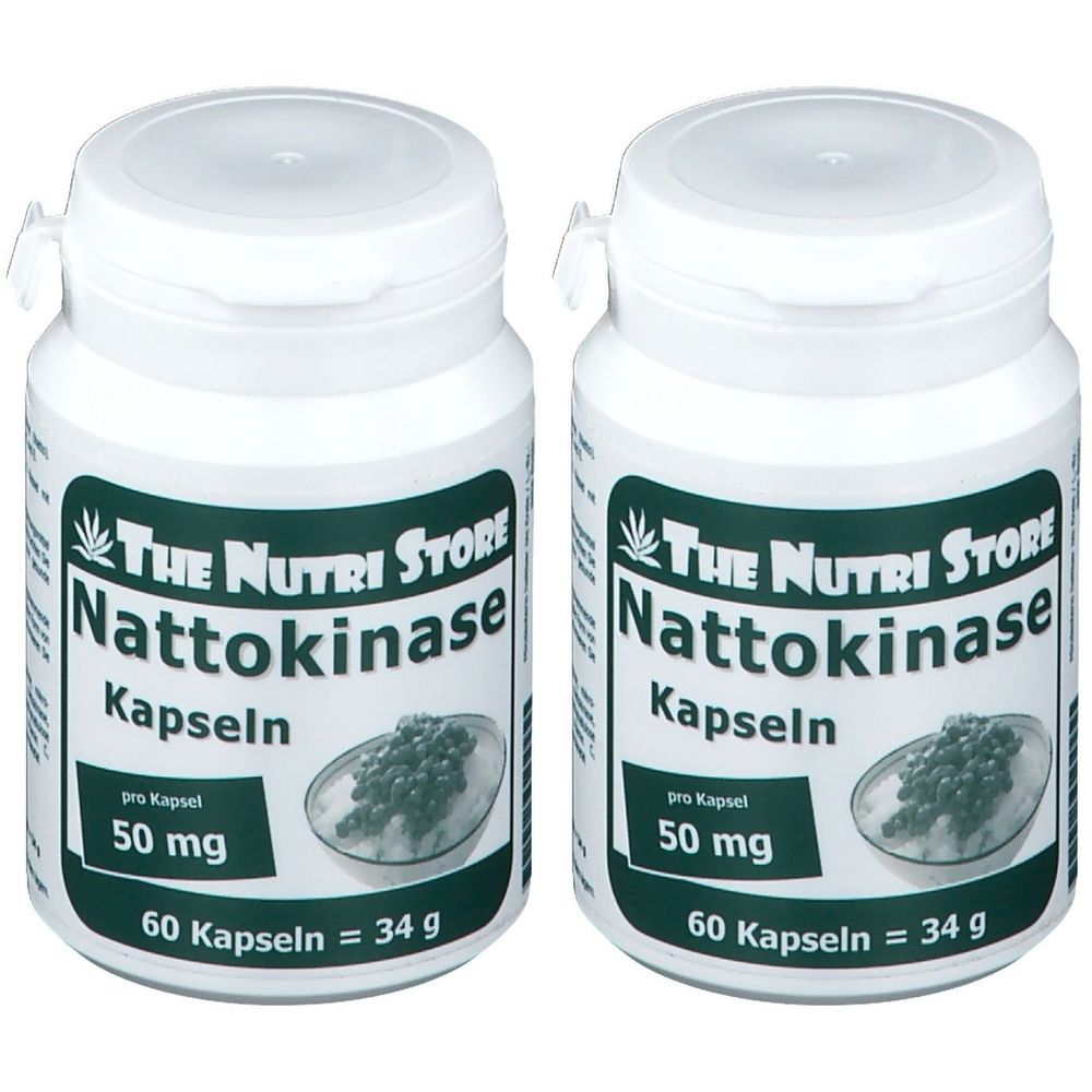 Zwei weiße Flaschen mit Etiketten. Aufschrift: Nattokinase Kapseln, 50 mg pro Kapsel, 60 Kapseln. Marke: The Nutri Store.