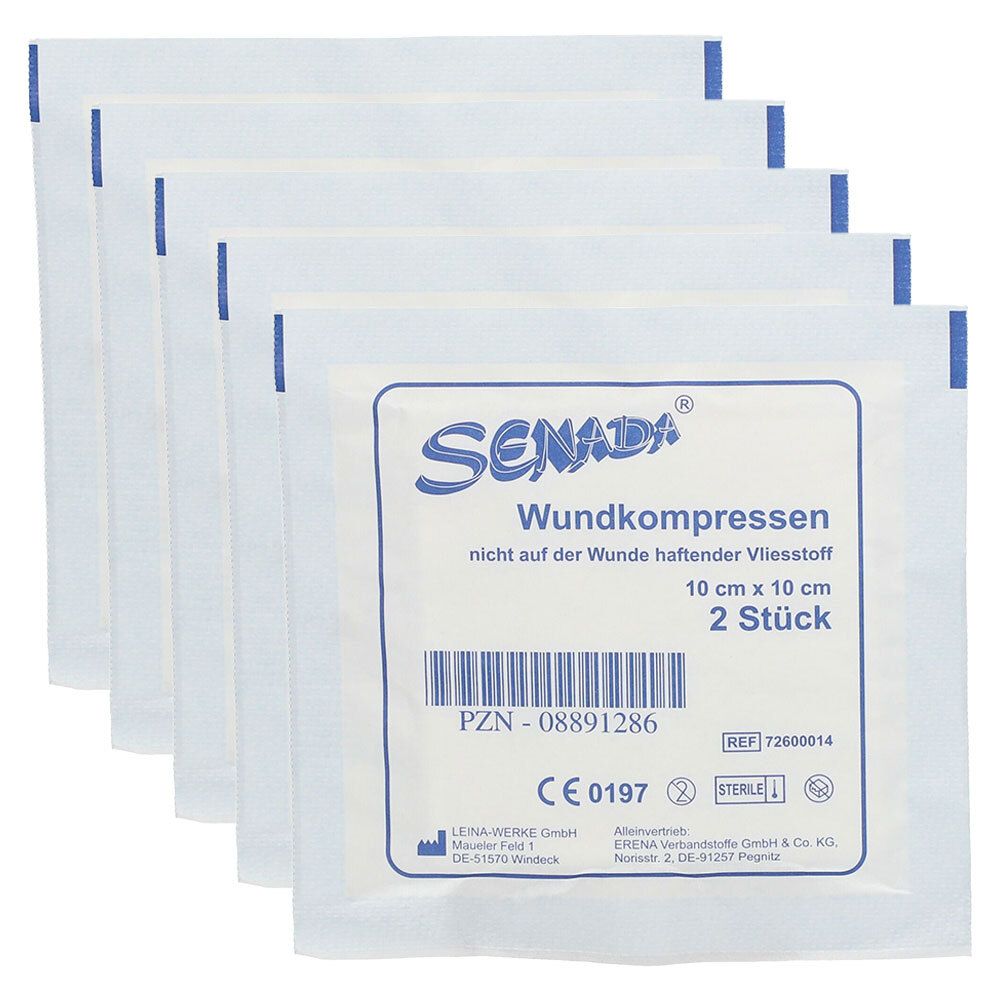 Mehrere sterile Wundkompressen in Einzelverpackungen. Aufdruck: SENADA, 10 x 10 cm, 2 Stück, CE-Kennzeichnung.
