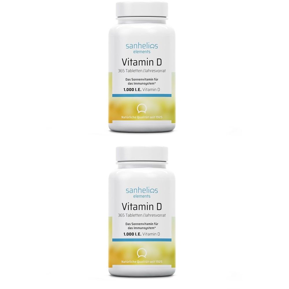 Zwei weiße Flaschen mit Etiketten. Aufschrift: Vitamin D, 1.000 I.E. Vitamin D. Marke: Sanhelios.