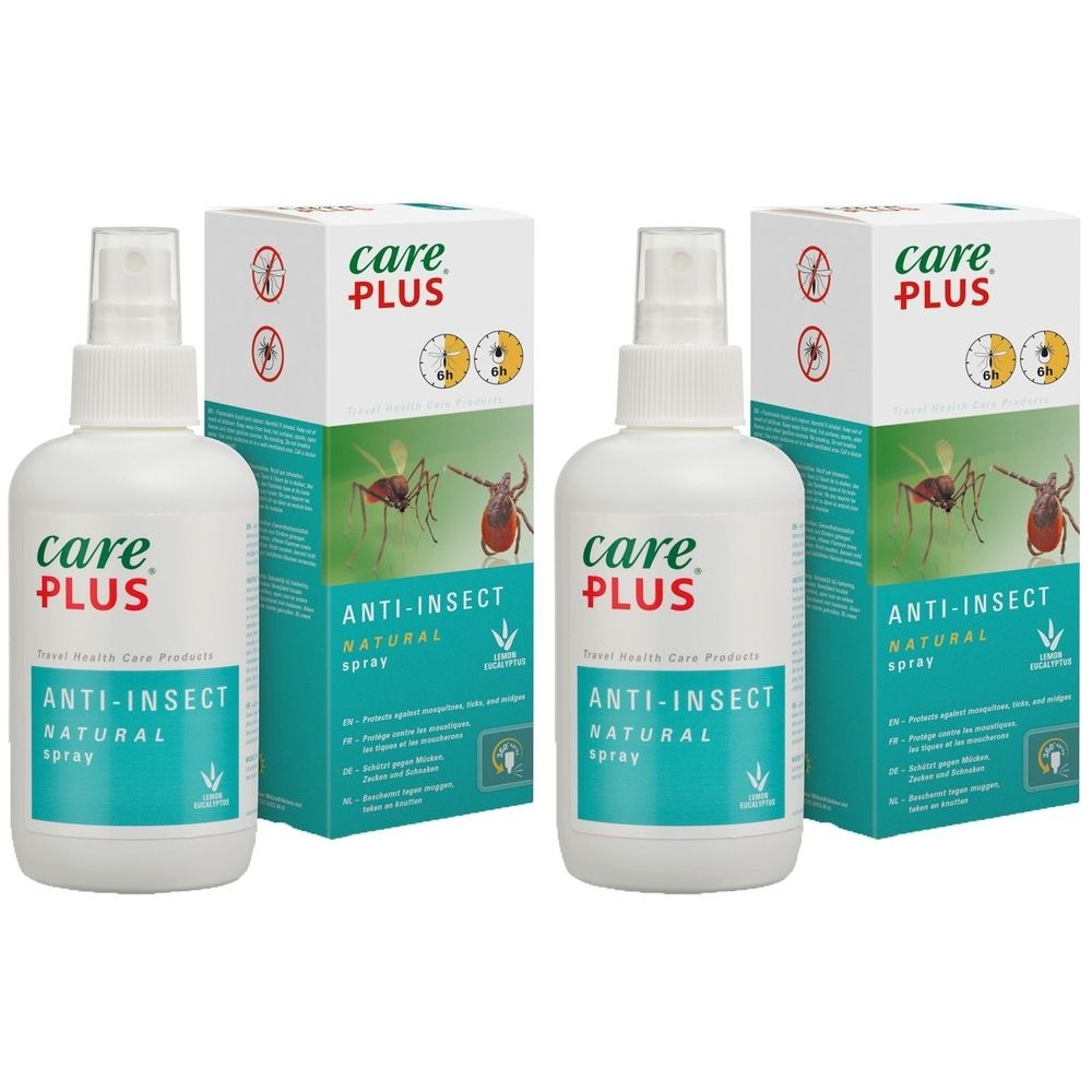 Zwei weiße Sprühflaschen und zwei Kartons. Auf den Flaschen und Kartons steht "care PLUS ANTI-INSECT NATURAL spray".