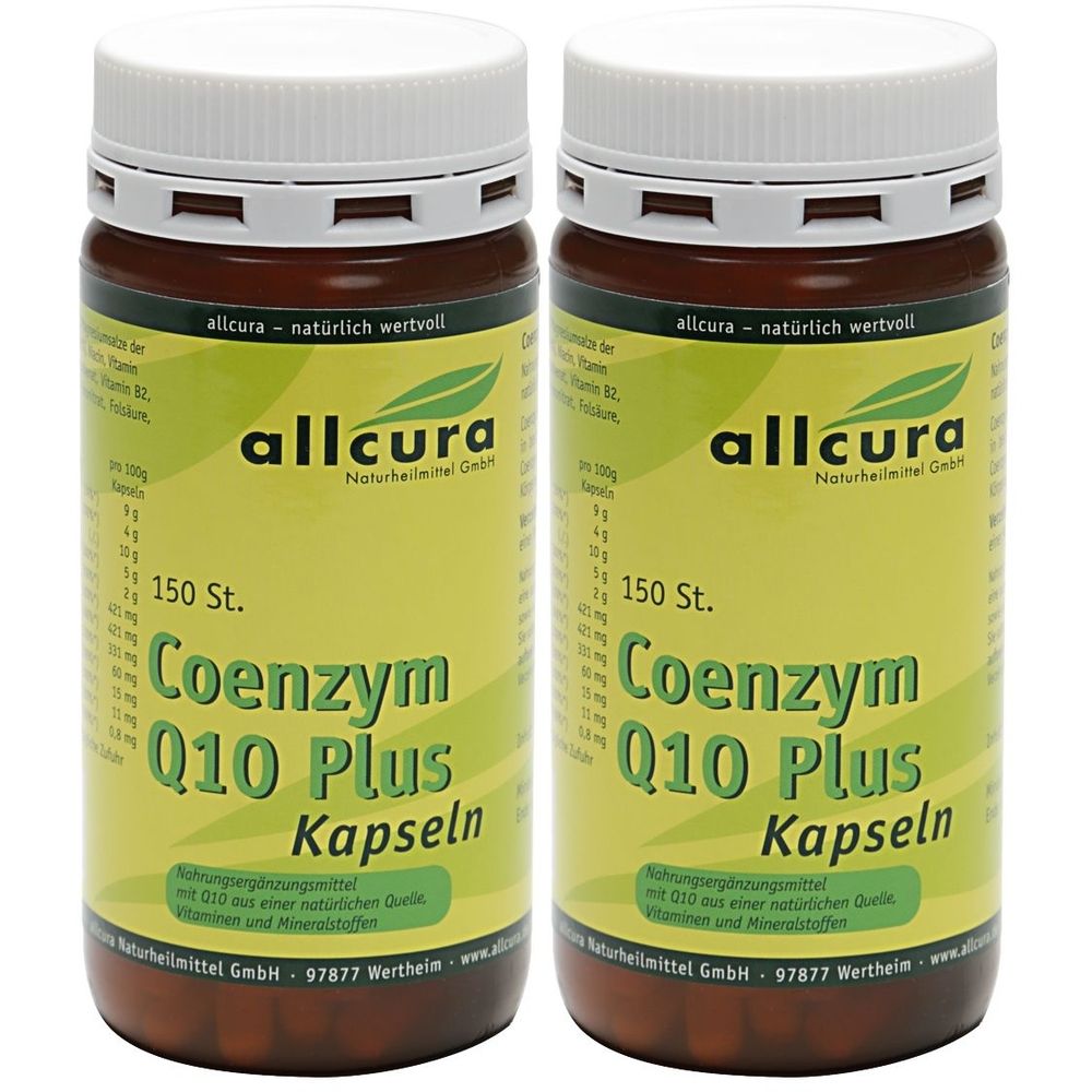Zwei braune Flaschen mit weißen Deckeln. Aufschrift: allcura Coenzym Q10 Plus Kapseln. 150 Stück.