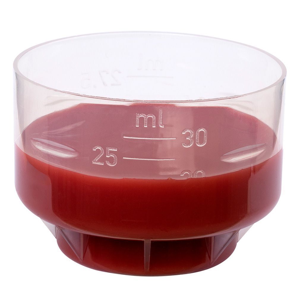 Transparenter Messbecher mit roter Flüssigkeit, Skala bis 30 ml. Teil von Salus Prosta-Aktiv Spezial-Tonikum.