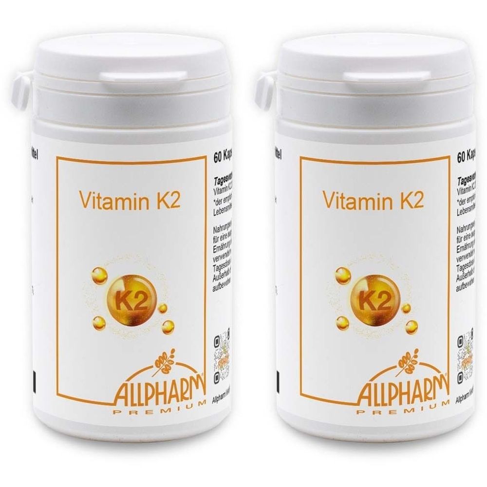 Zwei weiße Flaschen mit Schraubverschluss. Aufschrift Vitamin K2 und ALLPHARM. Auf dem Etikett ist ein K2-Symbol abgebildet.