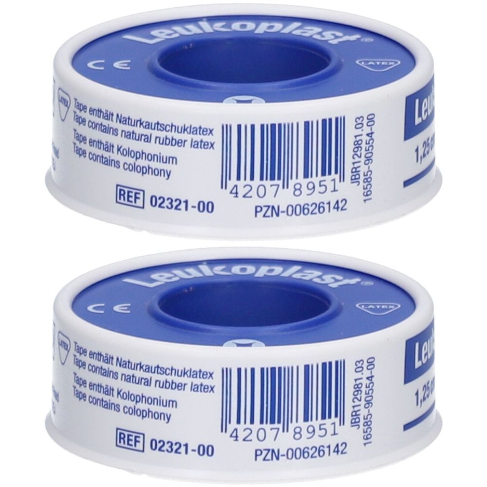 Zwei Rollen Leukoplast® wasserfest. Weißes Band mit blauem Kern. Aufdrucke: CE-Zeichen, Produktinformationen, Barcode.