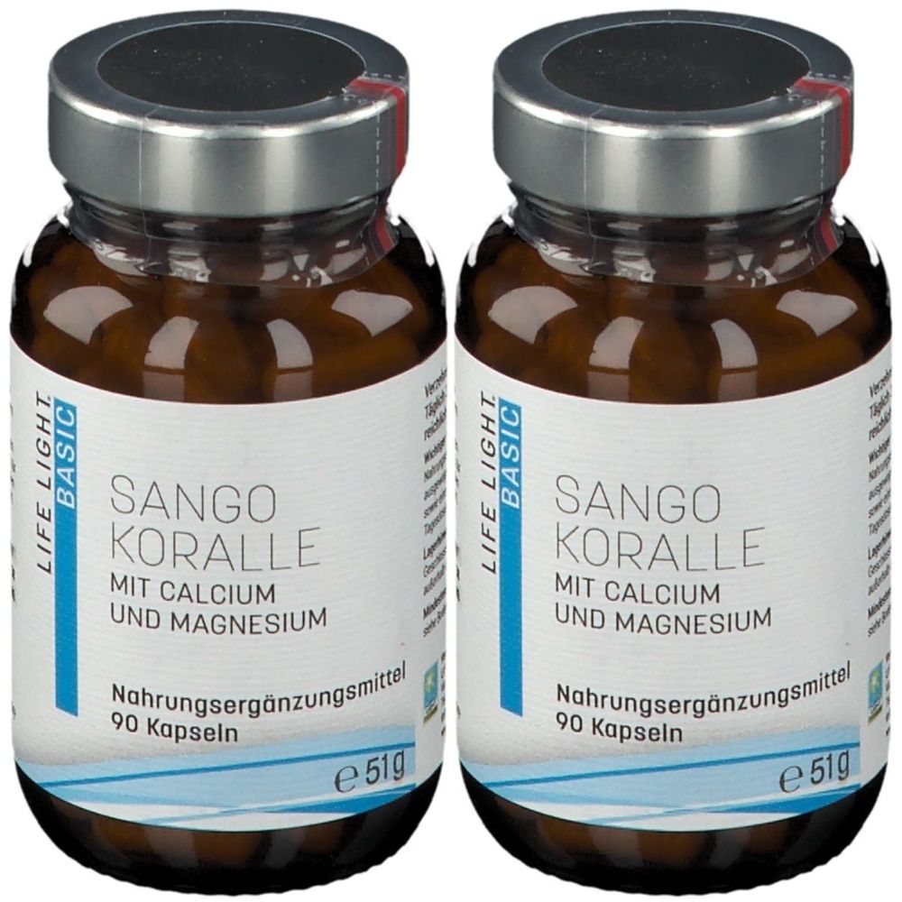 Zwei braune Glasflaschen mit silbernen Deckeln. Auf den Etiketten steht "Sango Koralle mit Calcium und Magnesium". Enthält 90 Kapseln.