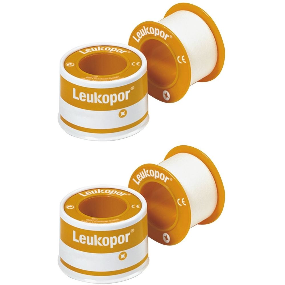 Zwei Rollen weißes Klebeband mit orangefarbenen Halterungen. Aufdruck: Leukopor, CE-Zeichen.