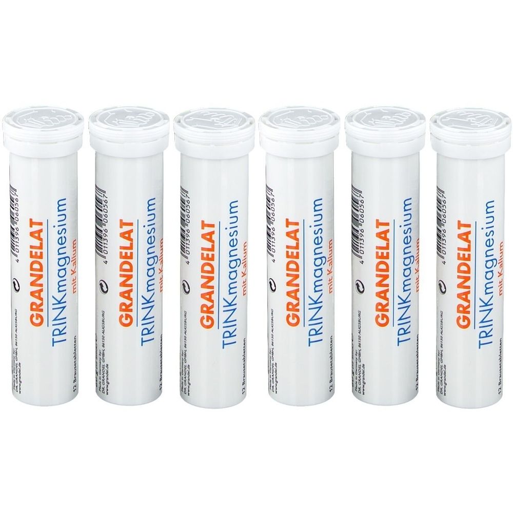 Sechs weiße, zylindrische Behälter mit Schraubverschluss. Aufgedruckt: GRANDELAT TRINKmagnesium. Orangefarbene und blaue Schrift.