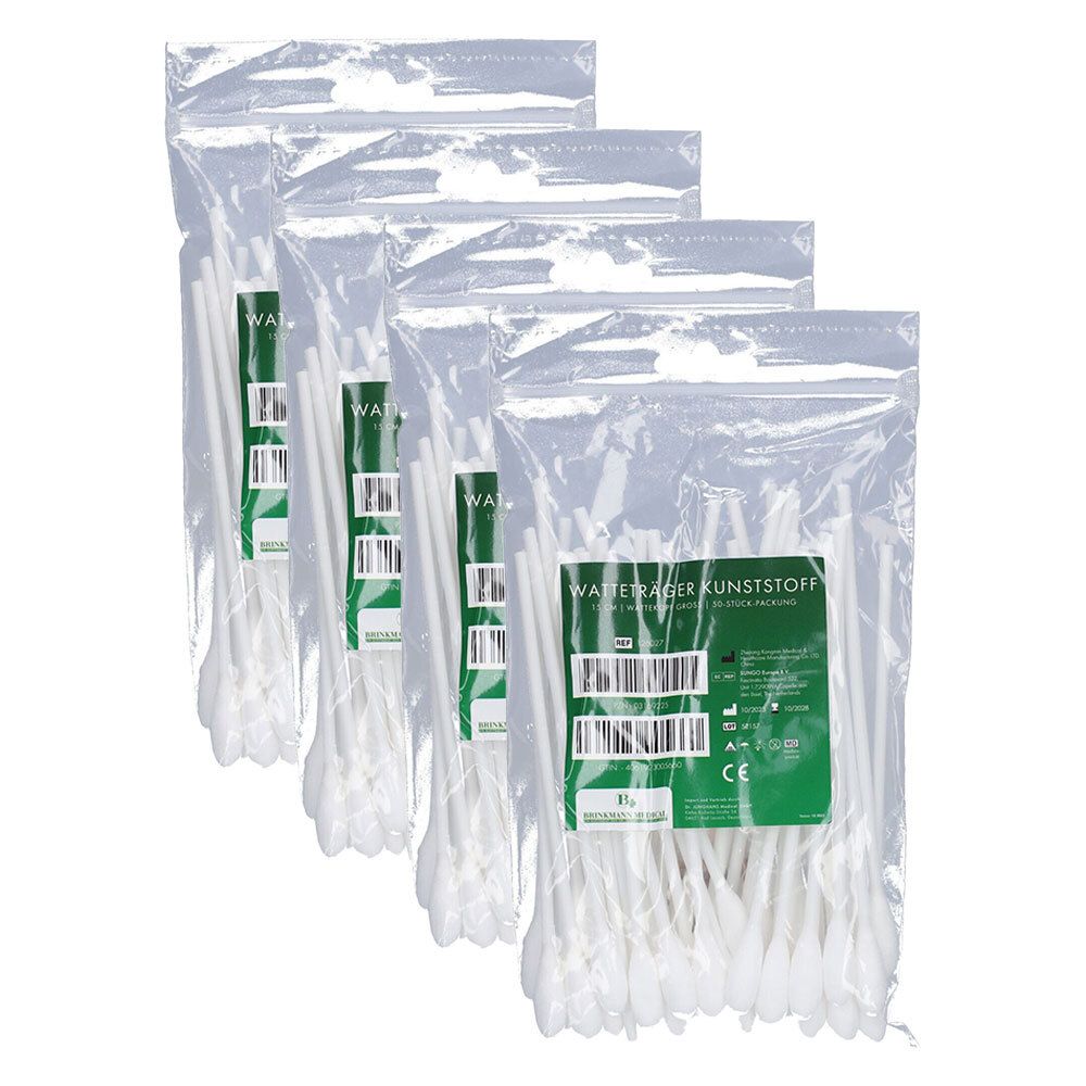 Mehrere transparente Beutel mit Watte-Stäbchen. Aufdruck "Watteträger Kunststoff". Grüne Etiketten mit Barcodes und CE-Kennzeichnung.