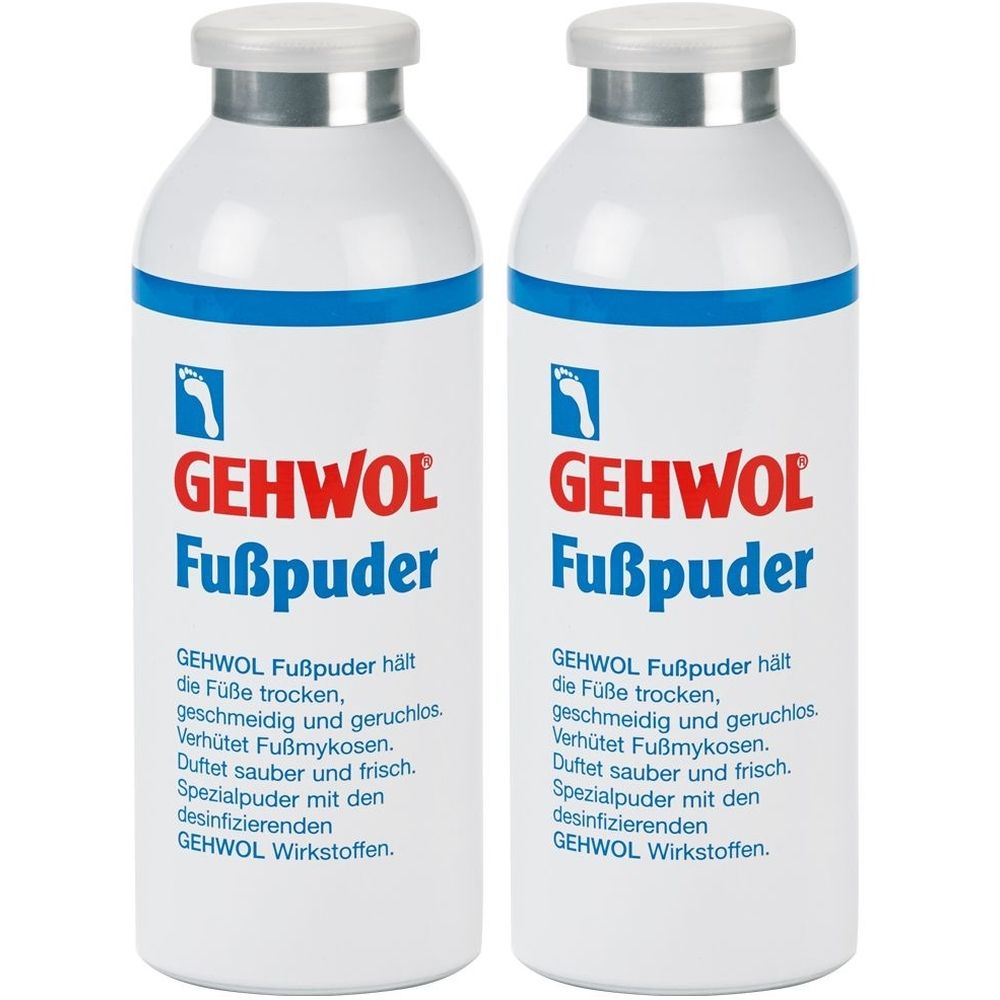 Zwei weiße Flaschen GEHWOL Fußpuder. Blaue Zierlinie, silberner Deckel. Produktname und Text in roter und blauer Schrift.