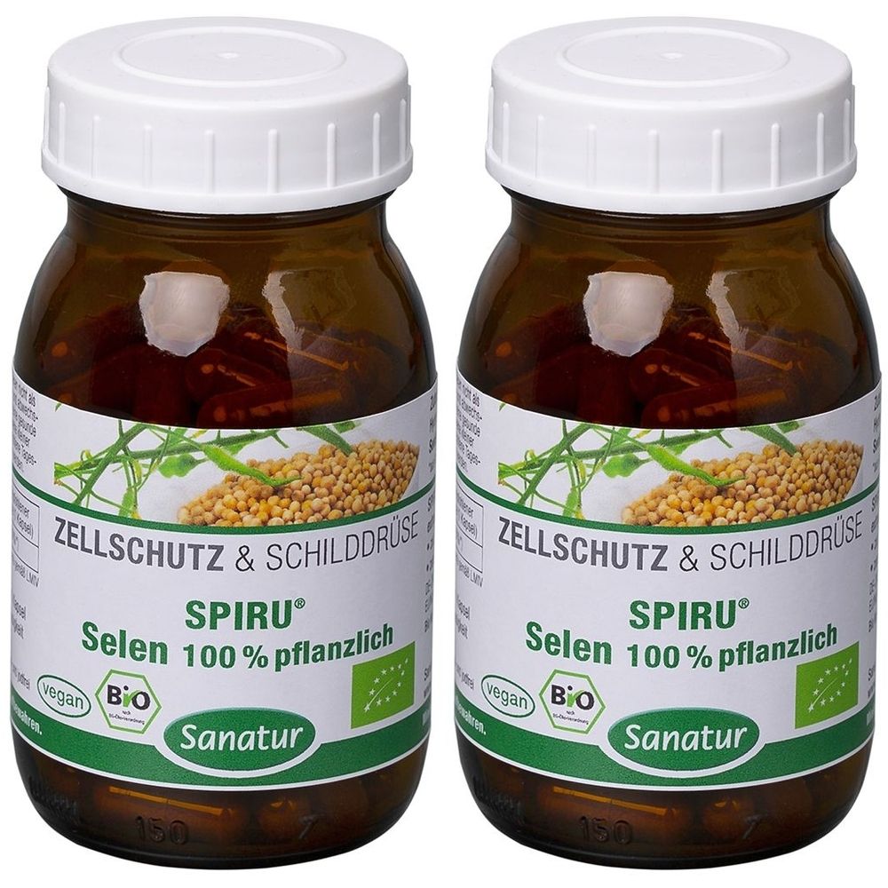 Zwei braune Glasflaschen mit weißen Deckeln. Auf den Etiketten steht SPIRU Selen 100% pflanzlich, Sanatur, und Bio-Siegel. Kapseln sichtbar.