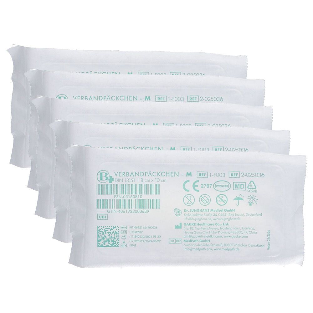 Mehrere sterile Verbandpäckchen in weißer Verpackung. Aufdruck: Verbandpäckchen M, 8 x 10 cm, CE-Kennzeichnung.