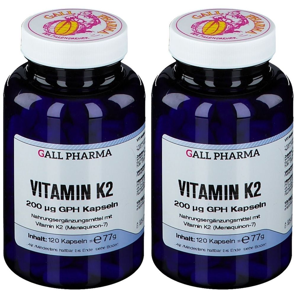 Zwei blaue Flaschen mit weißem Deckel. Aufschrift: Vitamin K2, 200 µg GPH Kapseln. Marke: GALL PHARMA.