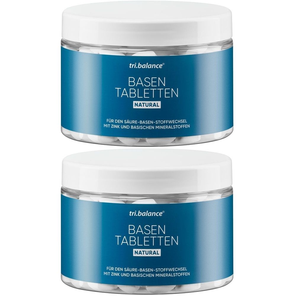 Zwei Dosen mit weißen Tabletten. Auf den blauen Etiketten steht "tri.balance BASEN TABLETTEN NATURAL".