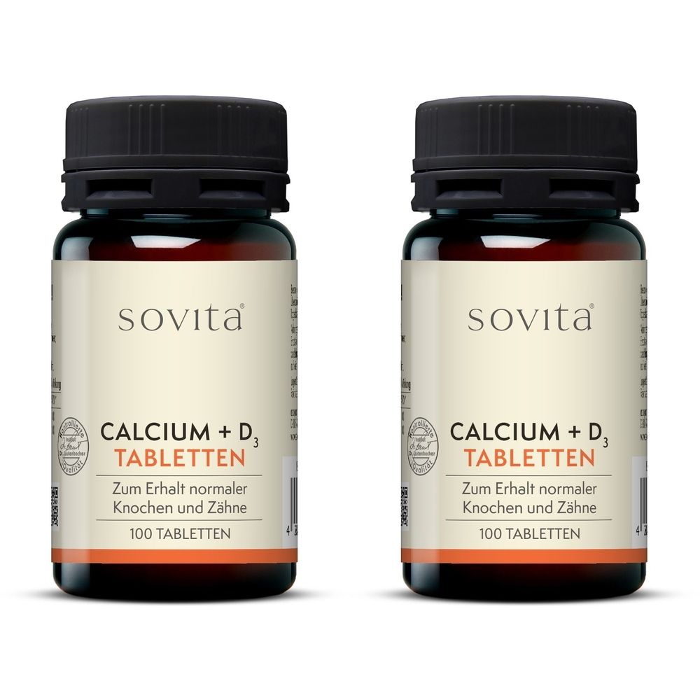 Zwei braune Glasflaschen mit schwarzen Deckeln. Auf den Etiketten steht "sovita", "CALCIUM + D3 TABLETTEN" und "100 TABLETTEN".
