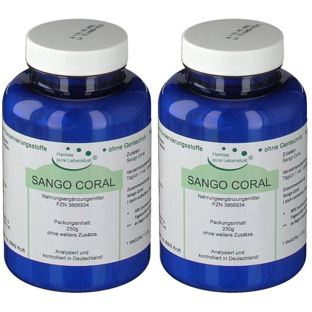 Zwei blaue Flaschen mit weißem Deckel. Aufschrift: SANGO CORAL, Nahrungsergänzungsmittel. Etikett mit Produktinformationen und Logo.