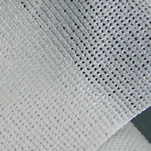 Nahaufnahme eines weißen, gewebten Verbandsmaterials. Die Struktur ist durch ein feines Netzmuster gekennzeichnet.
