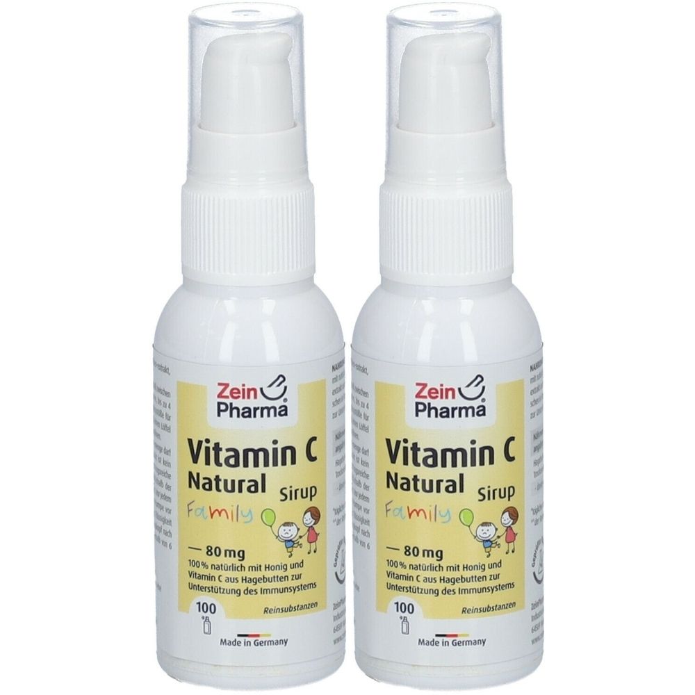 Zwei weiße Flaschen mit Pumpaufsatz. Auf den Etiketten steht "Zein Pharma Vitamin C Natural Sirup Family".