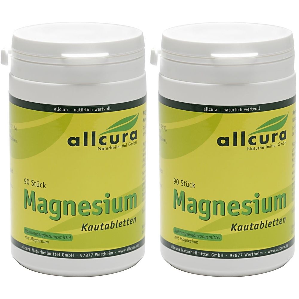Zwei weiße Kunststoffdosen mit Schraubverschluss. Auf gelbem Etikett steht "Magnesium Kautabletten" und "allcura".