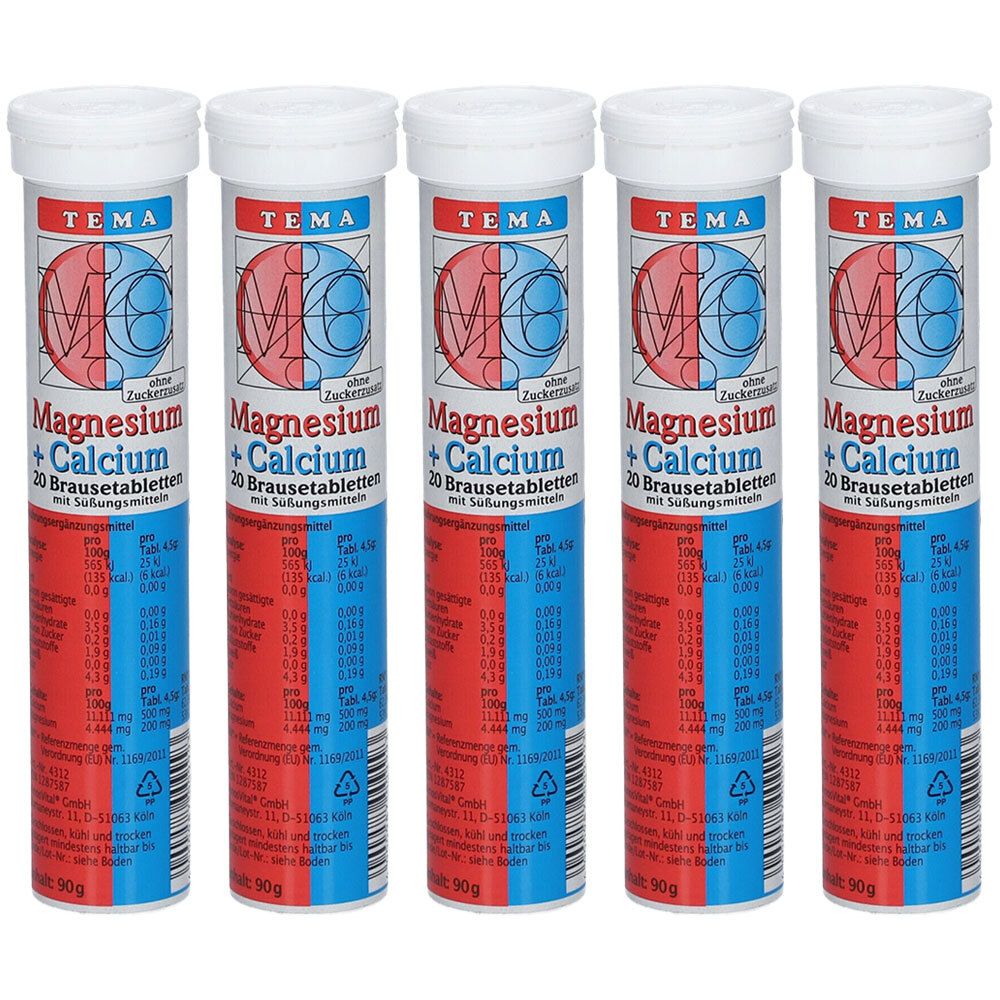 Fünf Tuben mit Brausetabletten. Aufschrift: TEMA Magnesium + Calcium. Rote und blaue Farbgebung. Weiße Deckel.