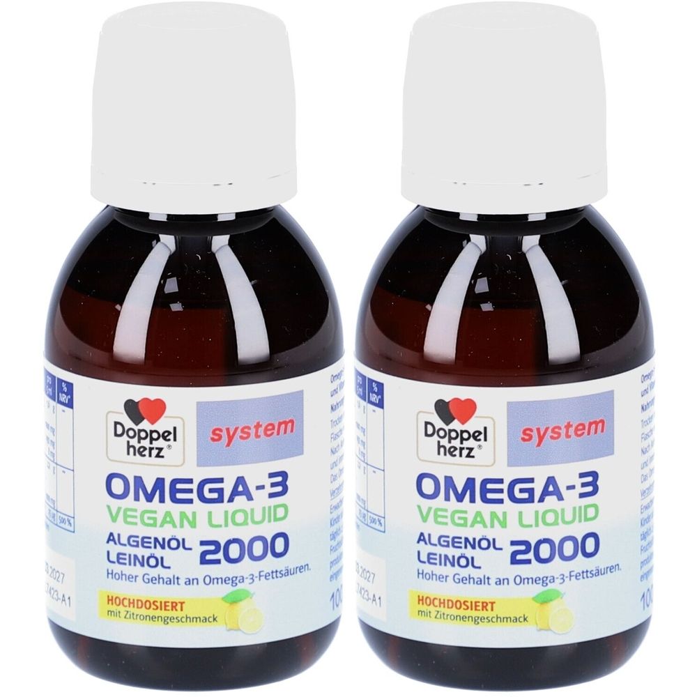 Zwei Flaschen Doppelherz Omega-3 Vegan Liquid. Braune Flüssigkeit in Glasflaschen mit weißem Deckel. Beschriftung: Omega-3, Algenöl, Leinöl.