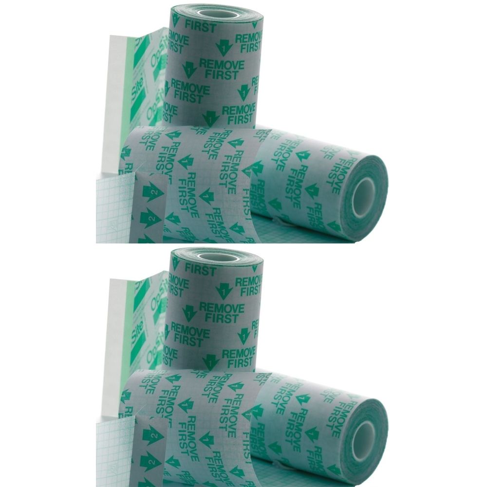 Rollen Verbandsmaterial. Aufschrift "REMOVE FIRST". Grün-weißes Muster. Mehrere Rollen abgebildet.