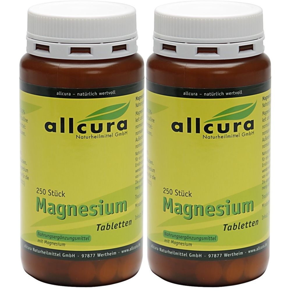 Zwei braune Flaschen mit weißen Deckeln. Auf den Etiketten steht "allcura Magnesium Tabletten". Jede Flasche enthält 250 Tabletten.