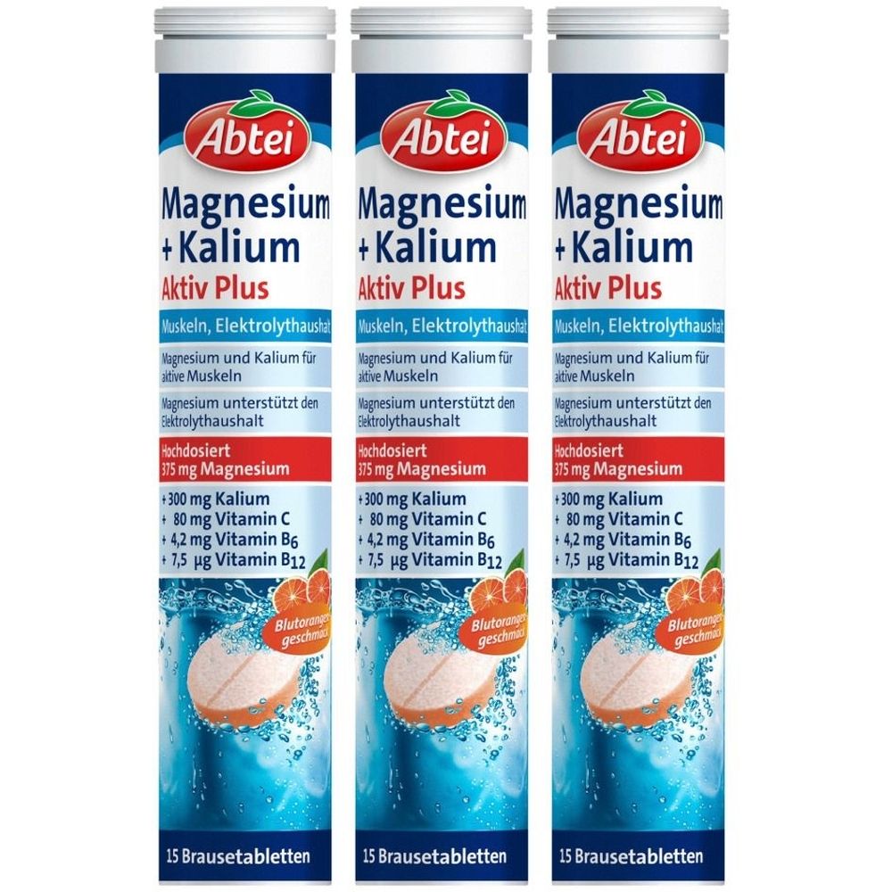 Drei Tuben Abtei Magnesium + Kalium Aktiv Plus Brausetabletten. Blaue und weiße Verpackung mit Produktinformationen und einer Tablette.