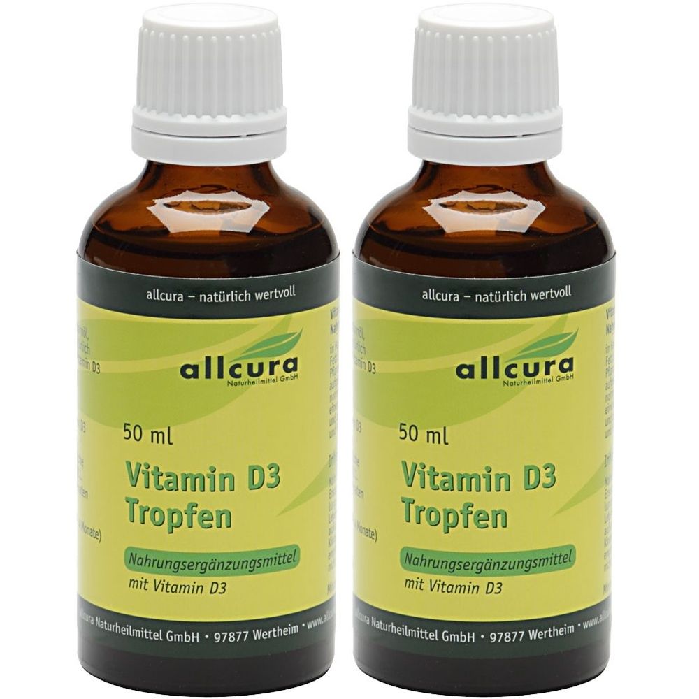 Zwei Flaschen Vitamin D3 Tropfen. Braune Glasflaschen mit weißem Schraubverschluss. Aufschrift: allcura, Vitamin D3 Tropfen, 50 ml.
