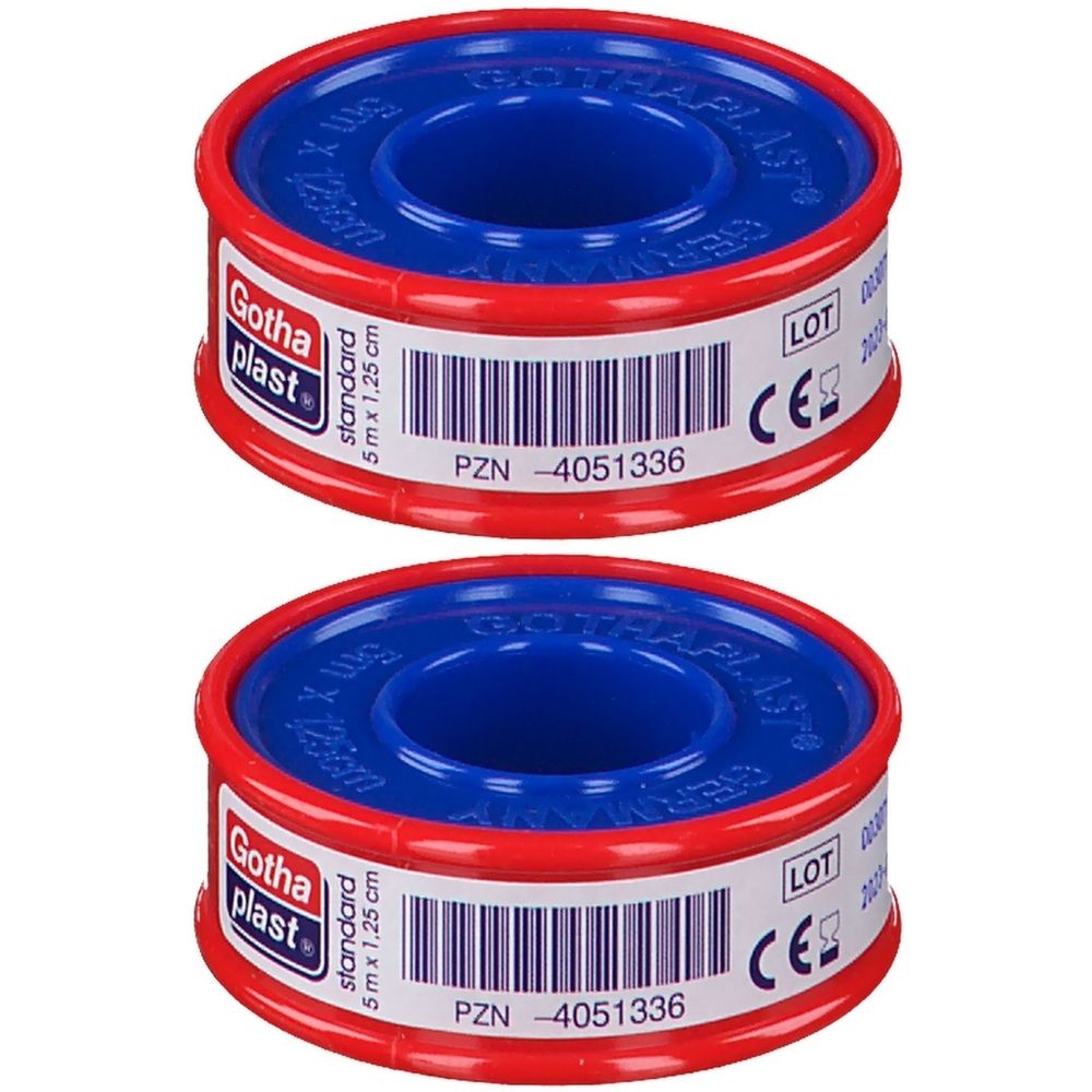 Zwei Rollen Gothaplast Heftpflaster. Rot-blaue Spulen mit weißem Etikett. Aufschrift: standard 5 m x 1,25 cm, PZN-4051336, CE-Zeichen.