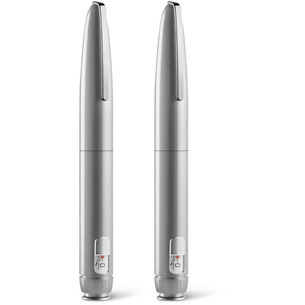 Zwei silberfarbene Injektionsstifte. Jeder Stift hat eine Kappe, einen Dosierungsanzeiger und eine graue Spitze.