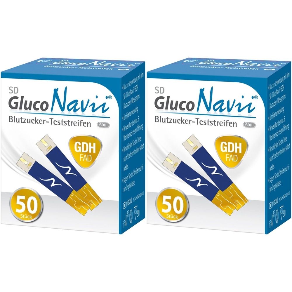 Zwei Schachteln mit Teststreifen. Aufschrift: SD GlucoNavii Blutzucker-Teststreifen. Enthält 50 Stück. Gelbe und blaue Teststreifen.