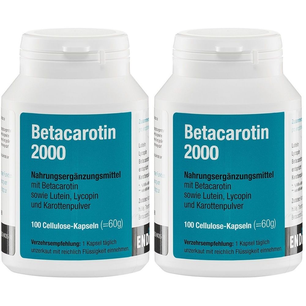 Zwei weiße Flaschen mit blauen Etiketten. Aufschrift: Betacarotin 2000, Nahrungsergänzungsmittel. Enthält 100 Cellulose-Kapseln.