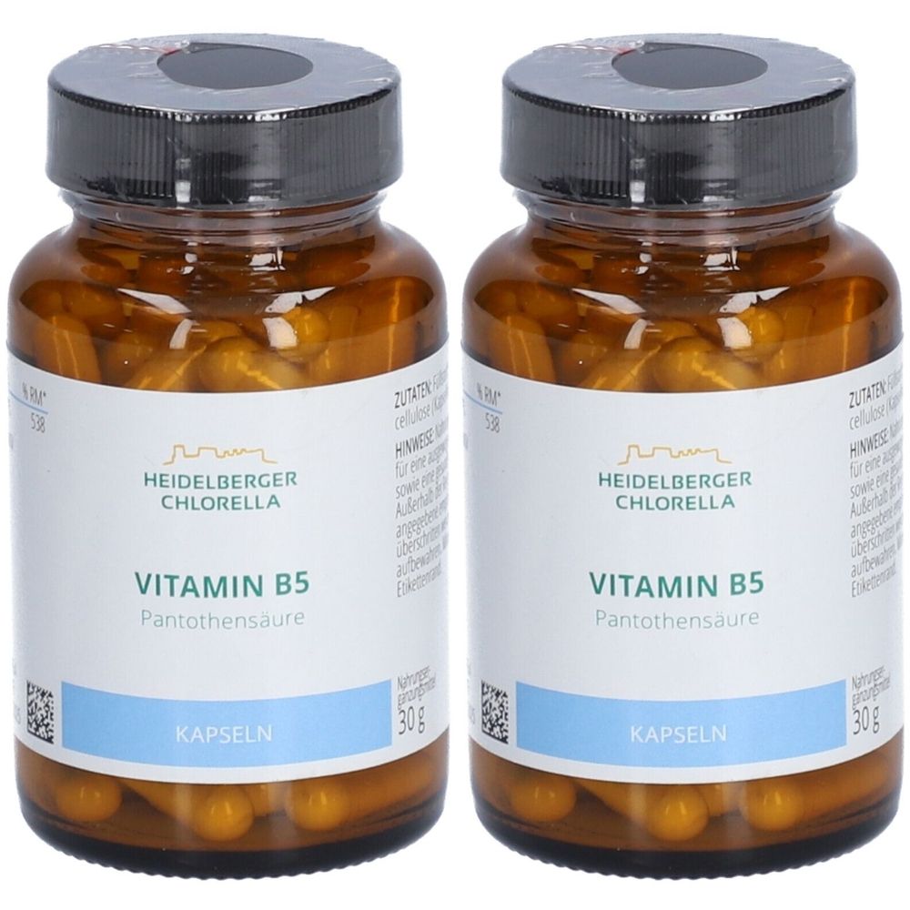 Zwei braune Glasflaschen mit schwarzen Deckeln. Auf den Etiketten steht "VITAMIN B5 Pantothensäure KAPSELN" und "HEIDELBERGER CHLORELLA".