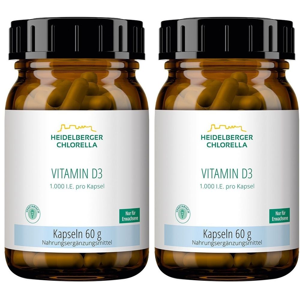 Zwei braune Glasflaschen mit schwarzen Deckeln. Auf den Etiketten steht "HEIDELBERGER CHLORELLA Vitamin D3". Kapseln 60 g. Nahrungsergänzungsmittel.