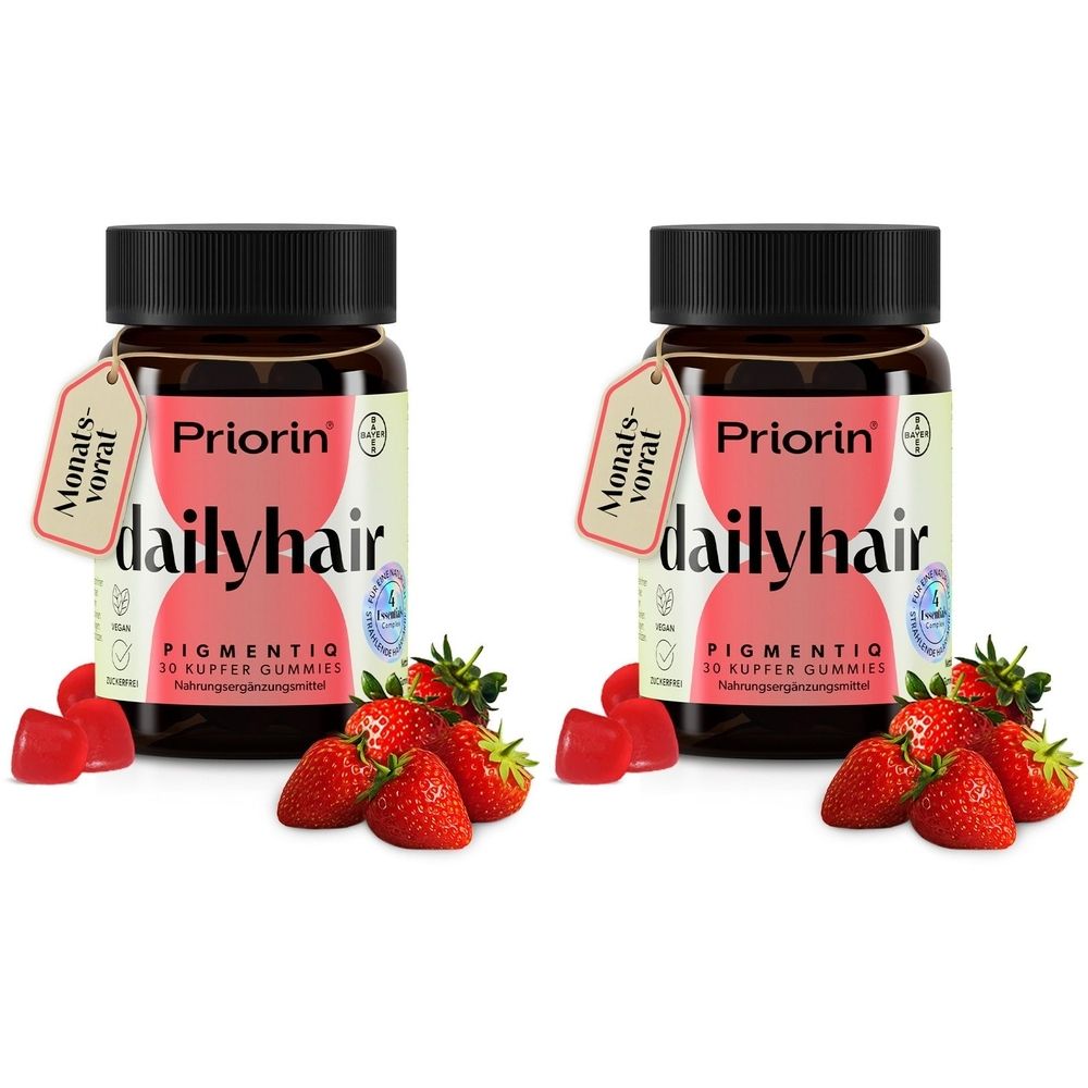 Zwei Flaschen Priorin dailyhair PIGMENTIQ Gummies. Braune Flaschen mit schwarzem Deckel und Etikett. Erdbeeren und Gummibärchen daneben.