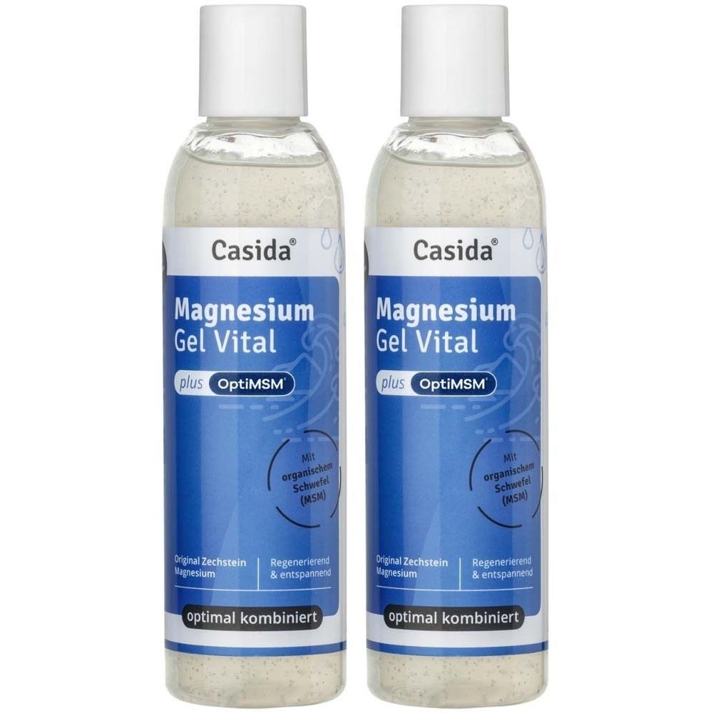 Zwei Flaschen Magnesium Gel Vital von Casida. Weiße Flüssigkeit mit Partikeln, weißer Deckel, blaue Etiketten mit Produktinformationen.
