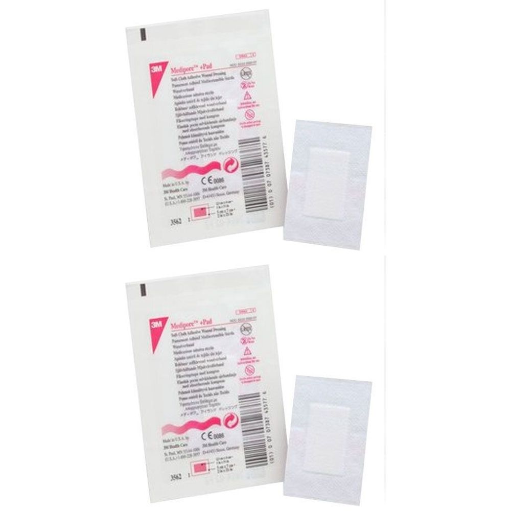 Zwei sterile Wundverbände mit Wundauflage. Verpackung mit Produktinformationen und CE-Kennzeichnung. Einzelne Pflaster daneben.