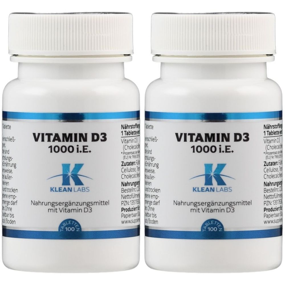 Zwei weiße Flaschen mit Schraubverschluss. Aufschrift: Vitamin D3 1000 i.E. und Klean Labs. Nahrungsergänzungsmittel.