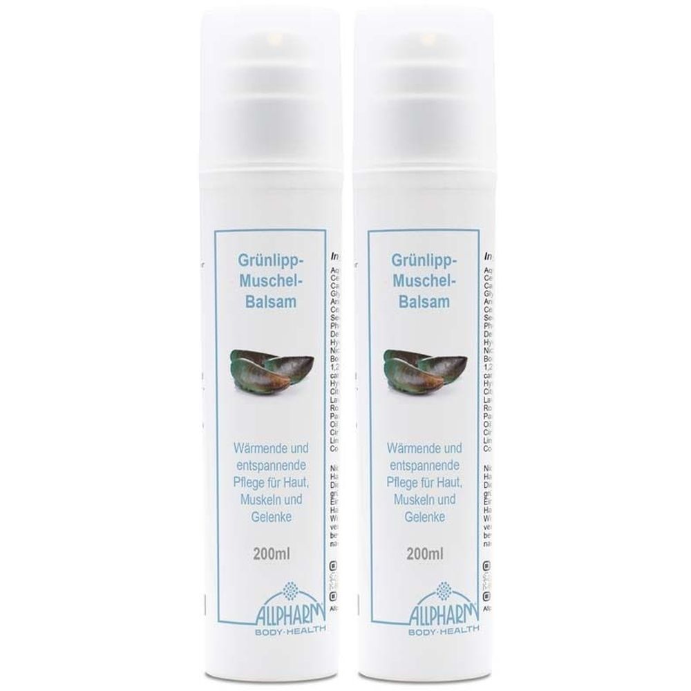 Zwei weiße Flaschen mit Pumpverschluss. Aufschrift: Grünlipp-Muschel-Balsam, 200ml. Logo: ALLPHARM BODY HEALTH. Abbildung einer Muschel.