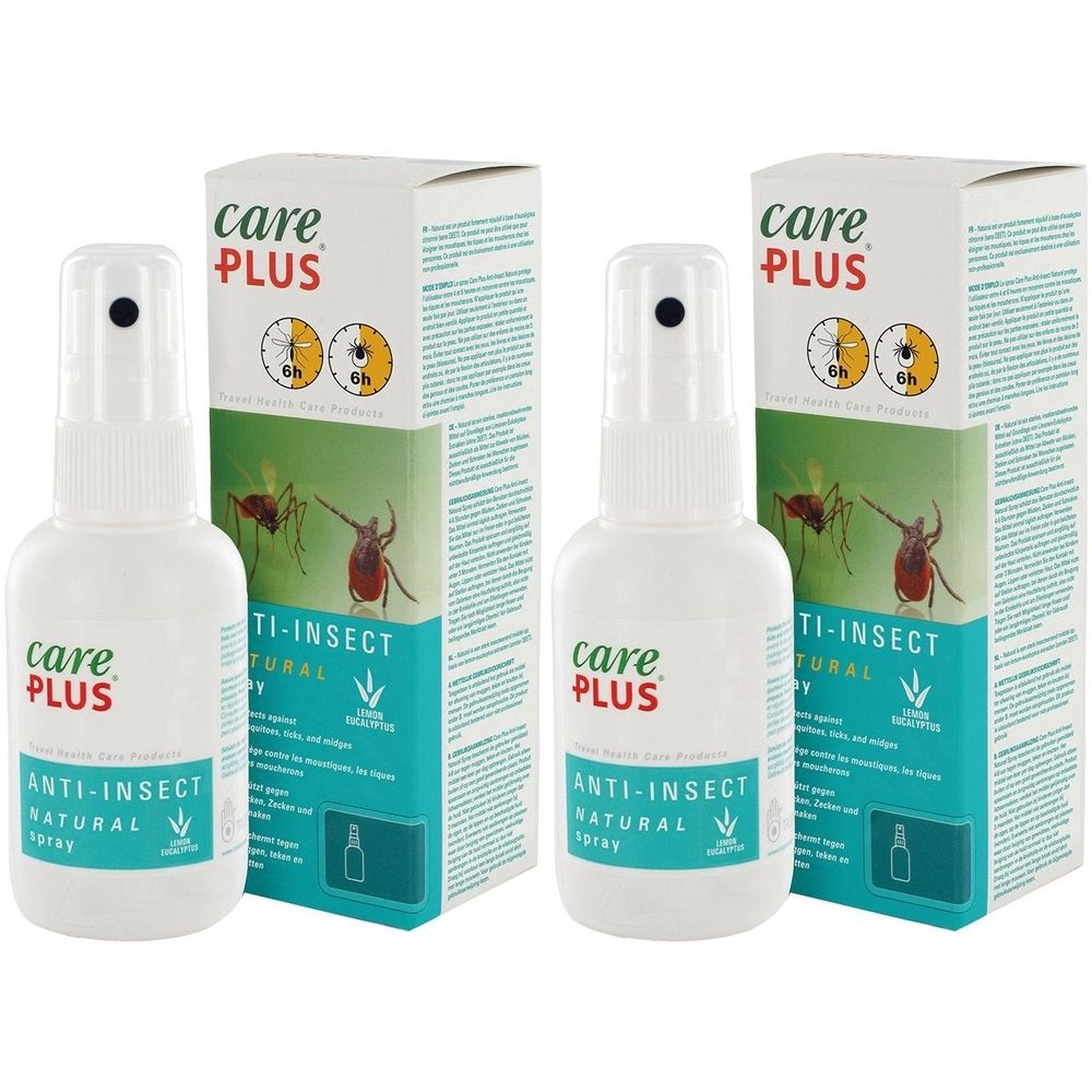 Zwei weiße Sprühflaschen und zwei Kartons. Auf den Flaschen und Kartons steht "Care Plus ANTI-INSECT NATURAL spray".