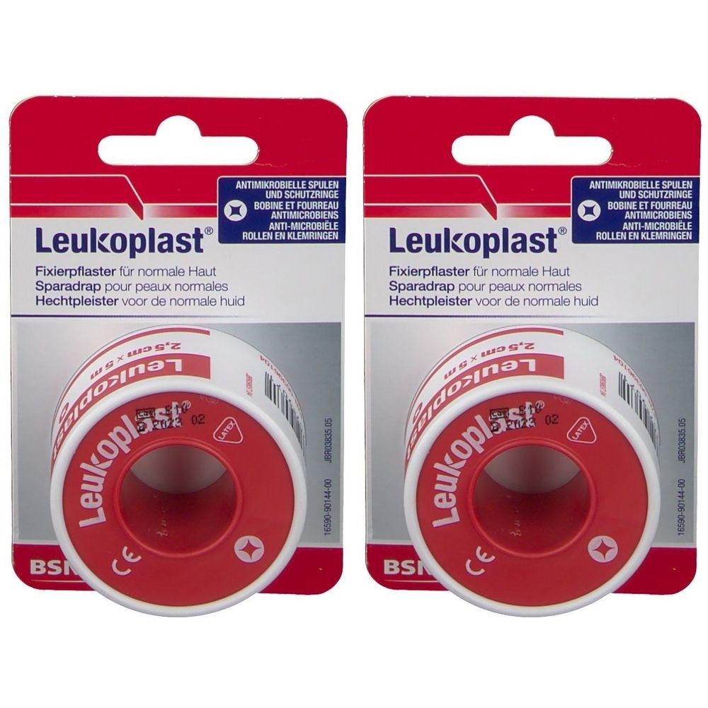 Zwei Rollen Leukoplast® Fixierpflaster. Verpackung mit rotem und weißem Design. Aufschrift: 2,5 cm x 5 m. CE-Kennzeichnung.