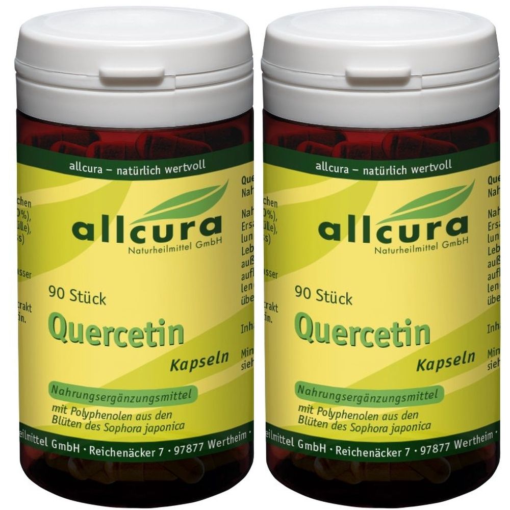 Zwei Flaschen allcura Quercetin Kapseln. Jede Flasche enthält 90 Stück. Aufschrift: Nahrungsergänzungsmittel mit Polyphenolen aus Blüten des Sophora japonica.