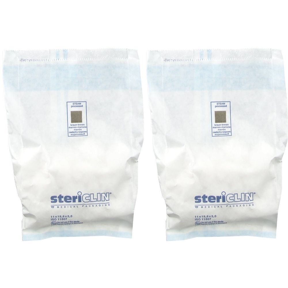 Zwei weiße Beutel mit blauen Streifen und Aufdrucken. Der Aufdruck beinhaltet den Markennamen "steriCLIN".