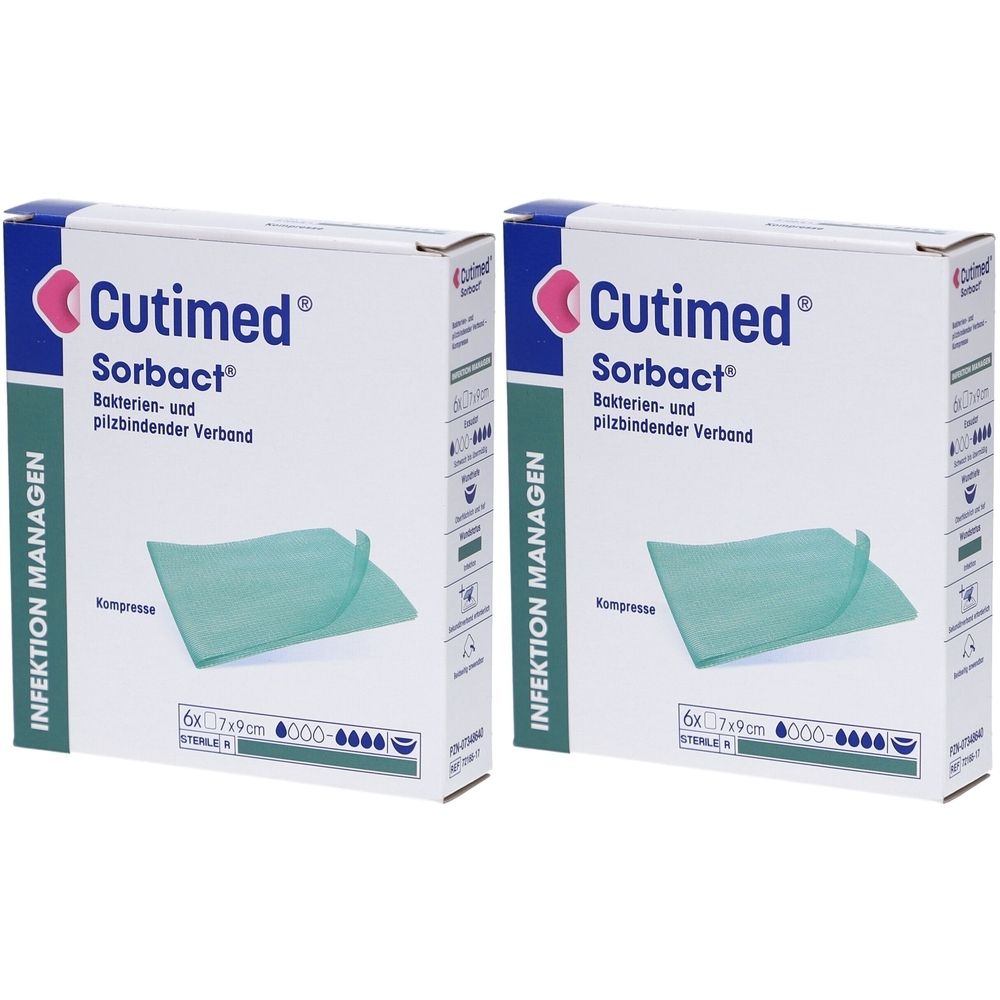 Zwei Kartons Cutimed Sorbact Wundverband. Aufdruck: Bakterien- und pilzbindender Verband, 6 x 7x9cm. Grüne Kompresse sichtbar.
