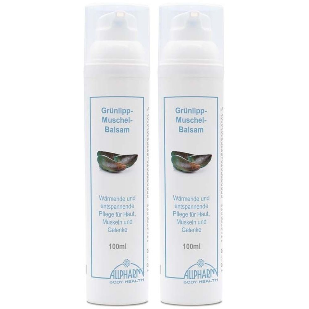 Zwei weiße Flaschen mit Pumpaufsatz. Aufschrift: Grünlipp-Muschel-Balsam. Darunter ein Muschelbild. Text: Wärmende Pflege für Haut, Muskeln und Gelenke. 100ml. Marke: ALLPHARM BODY HEALTH.