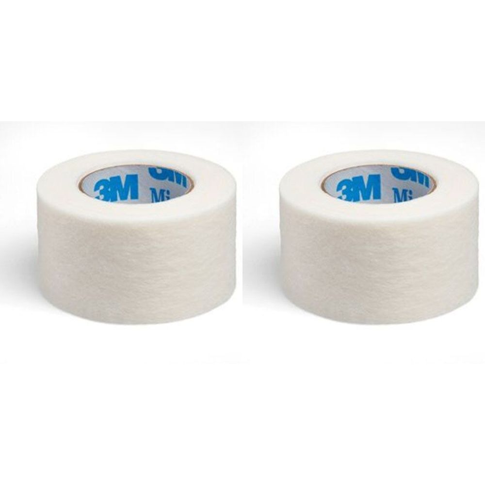 Zwei Rollen weißes Vliespflaster. Auf der Innenseite der Rolle ist das blaue Logo von 3M zu sehen.